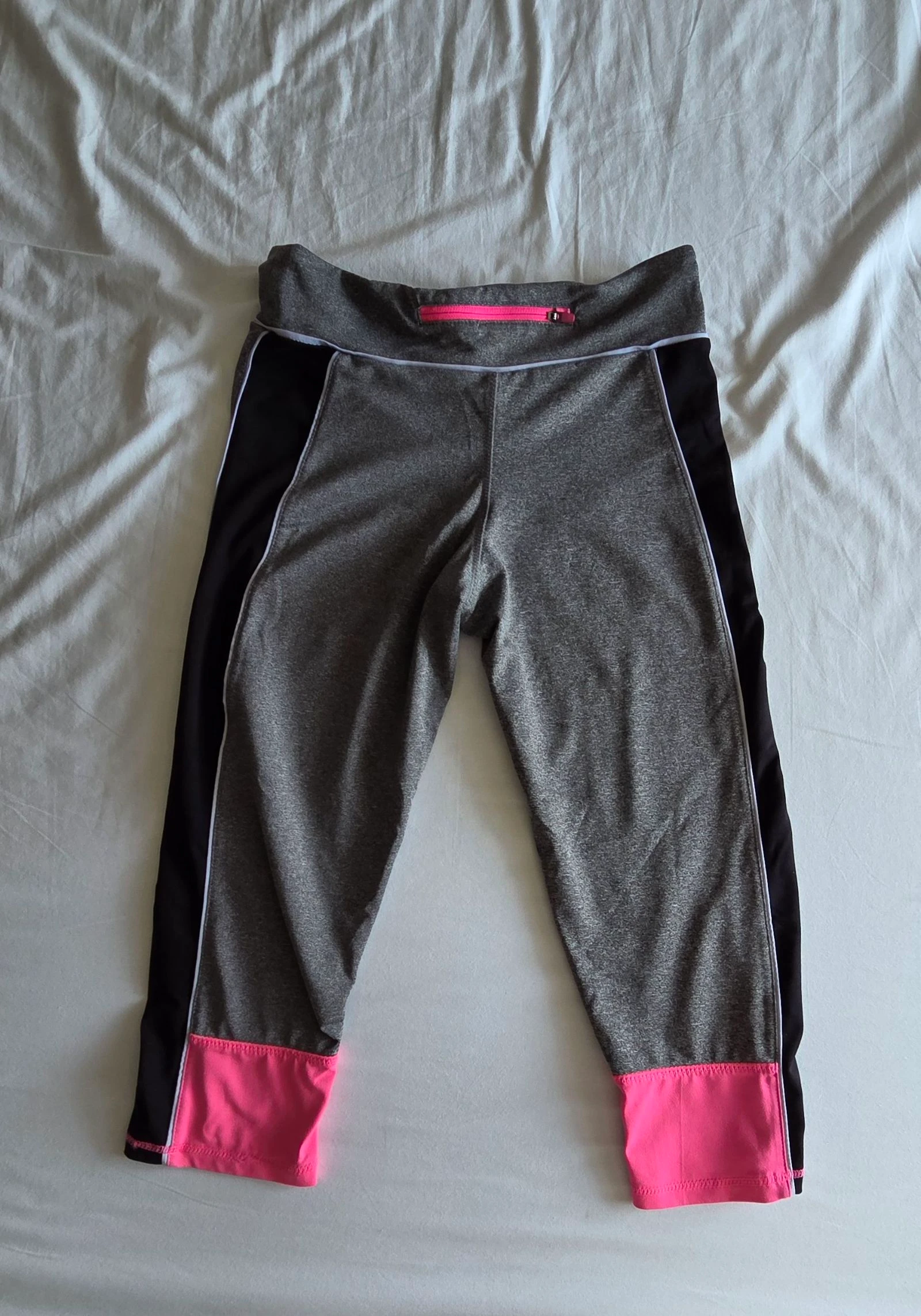 Corsario deportivo gris rosa negro, leggings cortos para correr y hacer fitness – photo 3
